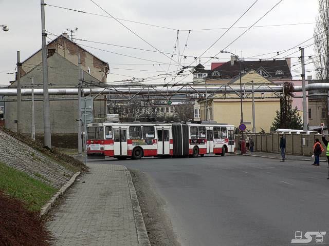 Kliknut�m okno zav�ete